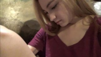 Genel pornoda sakso çekerken nefessiz kalıyor