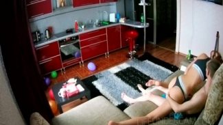 Evine çağırdığı escort adamı baştan çıkartıyor