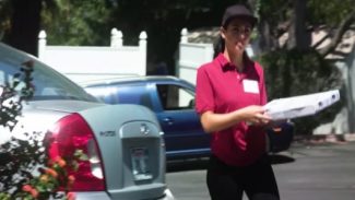 Pizzacı kız ünlü yazara ilham vermek istedi