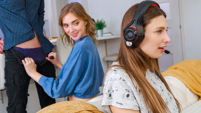 Ahmak Kuzenin Dikkatini Dağıtıp Sevgilisini Çaldı