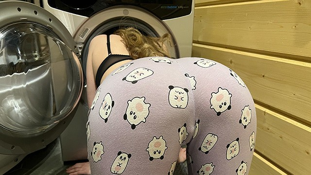 Çamaşır Makinesinden Kafasını Çıkaramayan Çaresiz Hatunun Pijamasını İndirdi