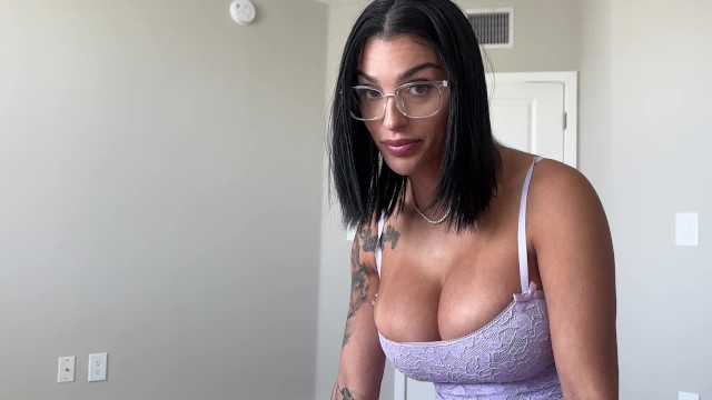 Üvey Oğlunu Mastürbasyon Yaparken Yakalayan Kadın Gördüğü Yarrağa Amcığını Islanıyor